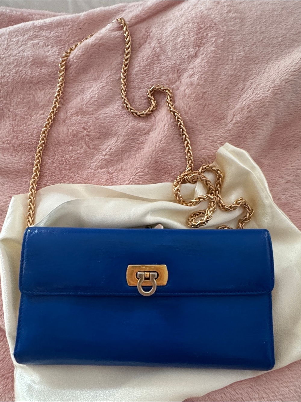 Salvatore Ferragamo Womenโs Blue Leather Chain Shoulder wallet